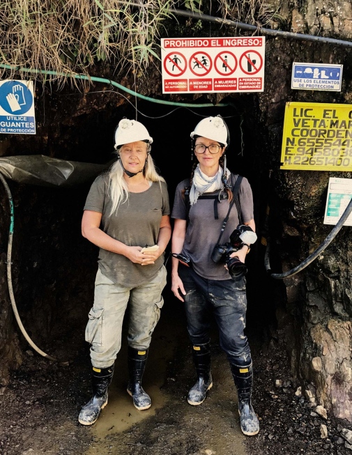 Anette Nyqvist och Susanne Walström utanför en guldgruva i Colombia.