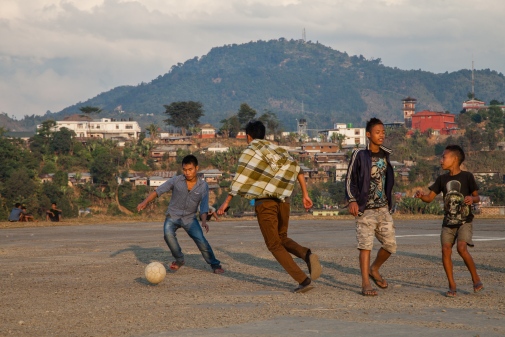 Pojkar som spelar fotboll i Mon city, Nagaland, nordöstra Indien. Foto: Andrzej Markiewicz