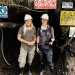 Anette Nyqvist och Susanne Walström utanför en guldgruva i Colombia.