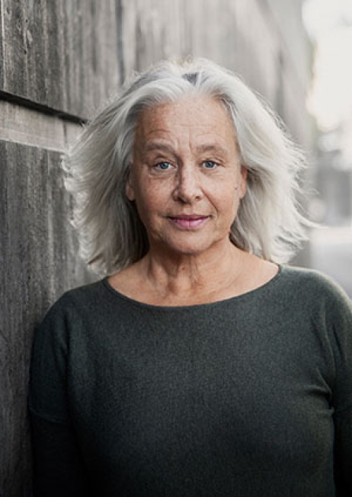 Bild på Anette Nyqvist i grå tröja